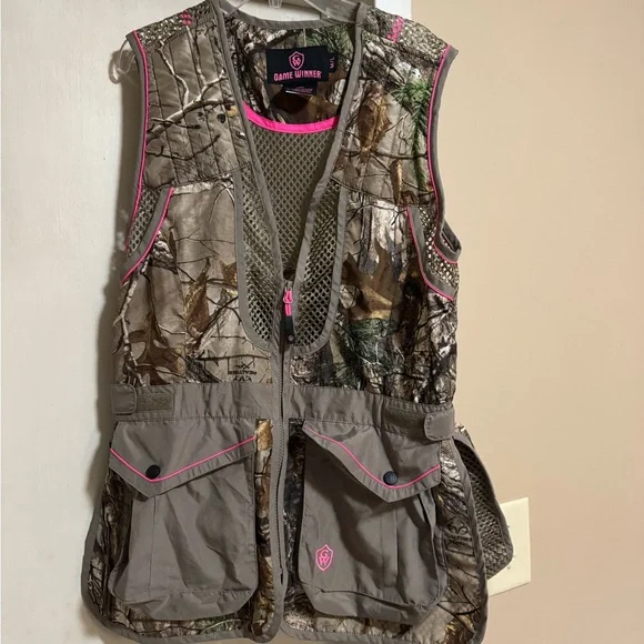 Game Winner Women's Camo Hunting Vest - Picture 1 of 3
